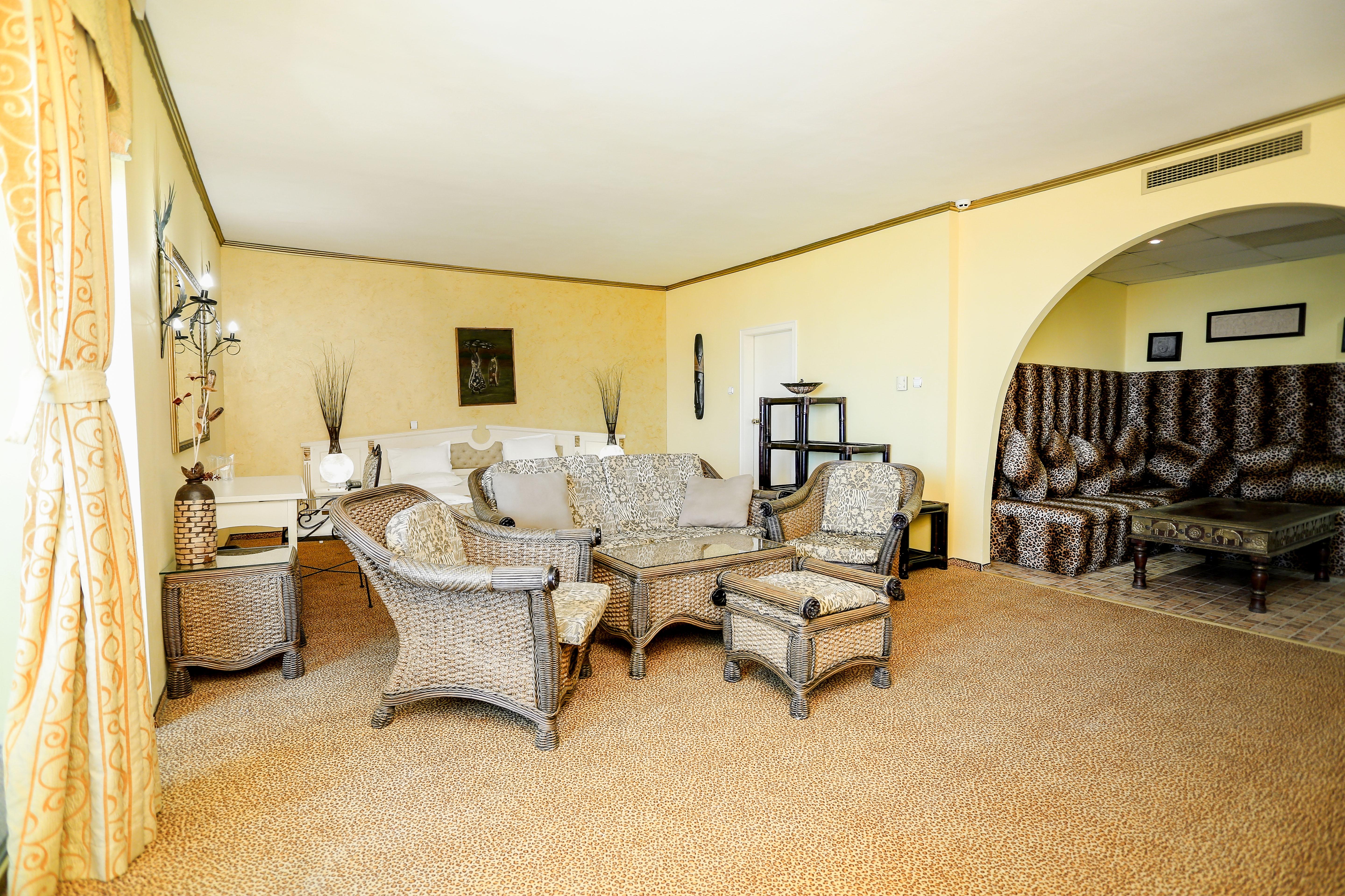 Imperial Palace Hotel サニービーチ エクステリア 写真 A living room with carpet