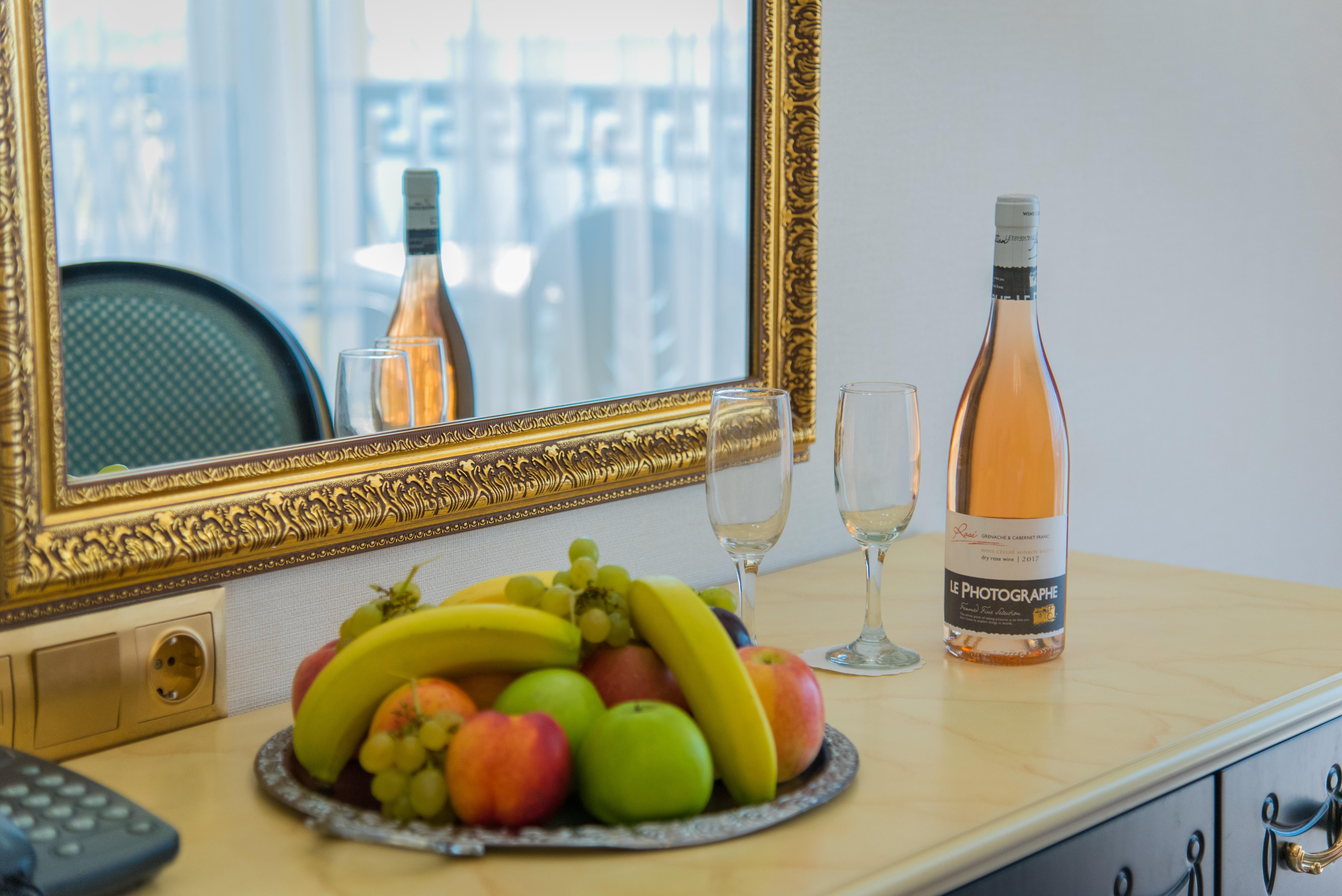 Imperial Palace Hotel サニービーチ エクステリア 写真 A bottle of wine and fruit