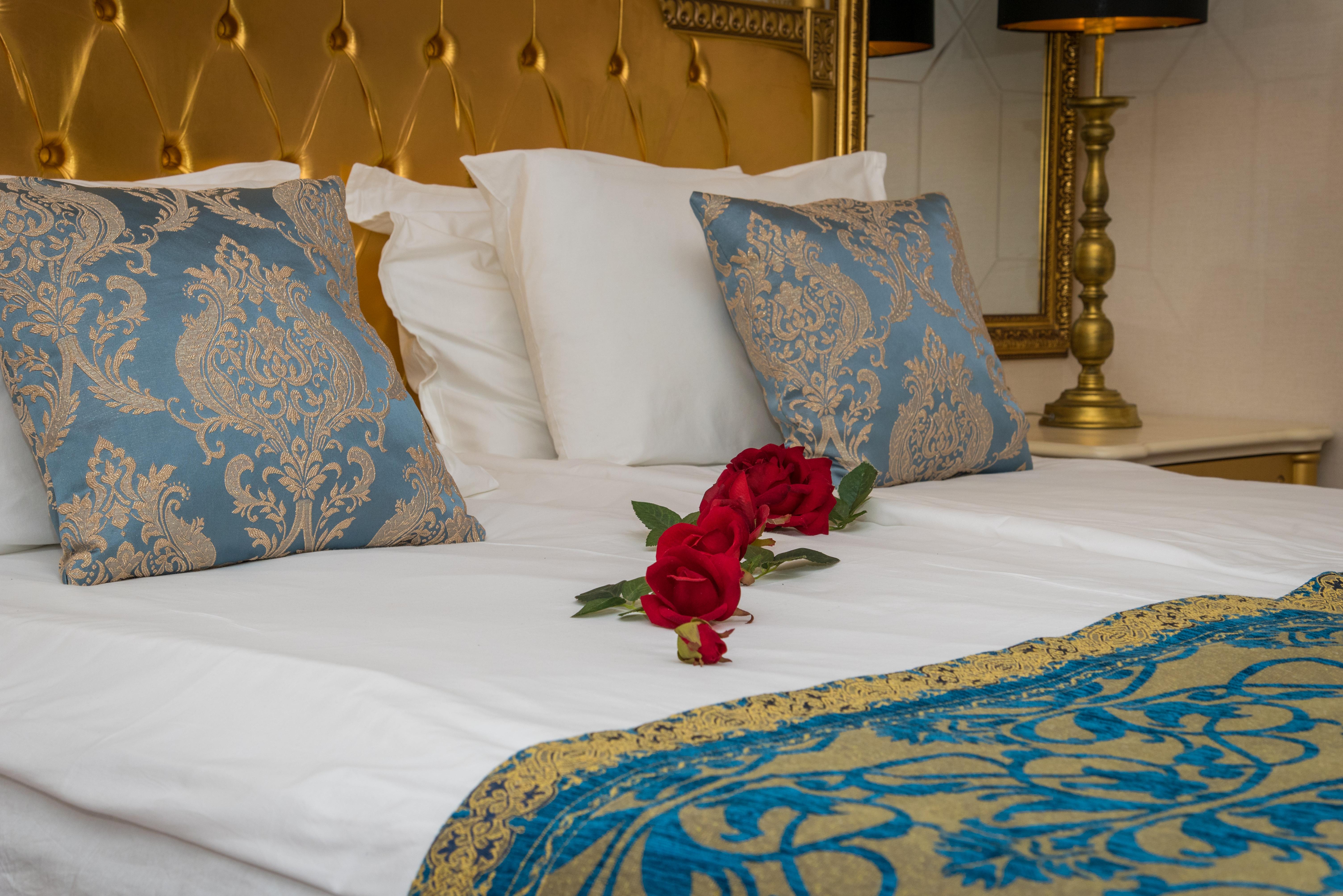 Imperial Palace Hotel サニービーチ エクステリア 写真 A bed with a bed runner