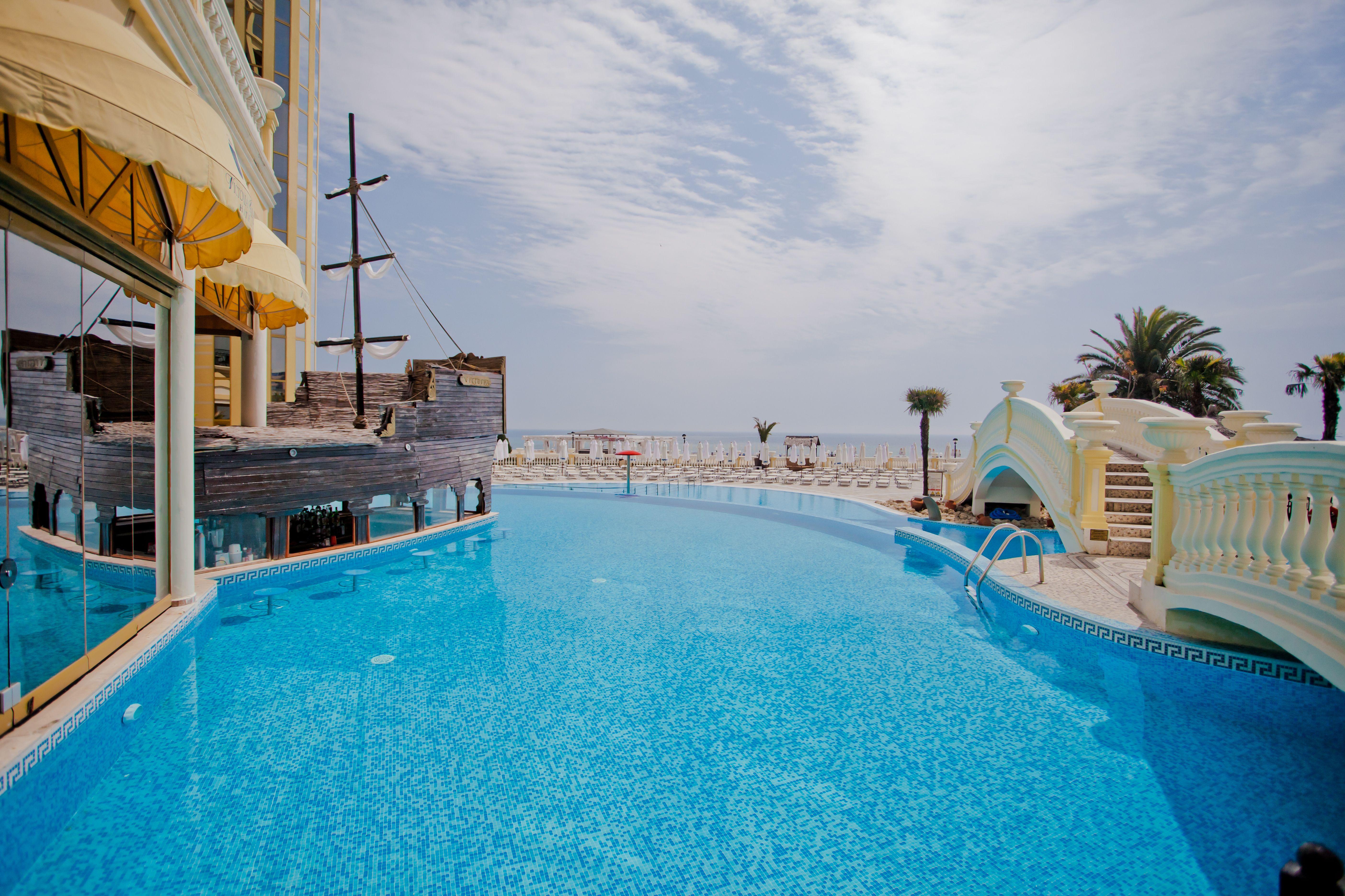 Imperial Palace Hotel サニービーチ エクステリア 写真 Infinity pool at the Grand Hotel