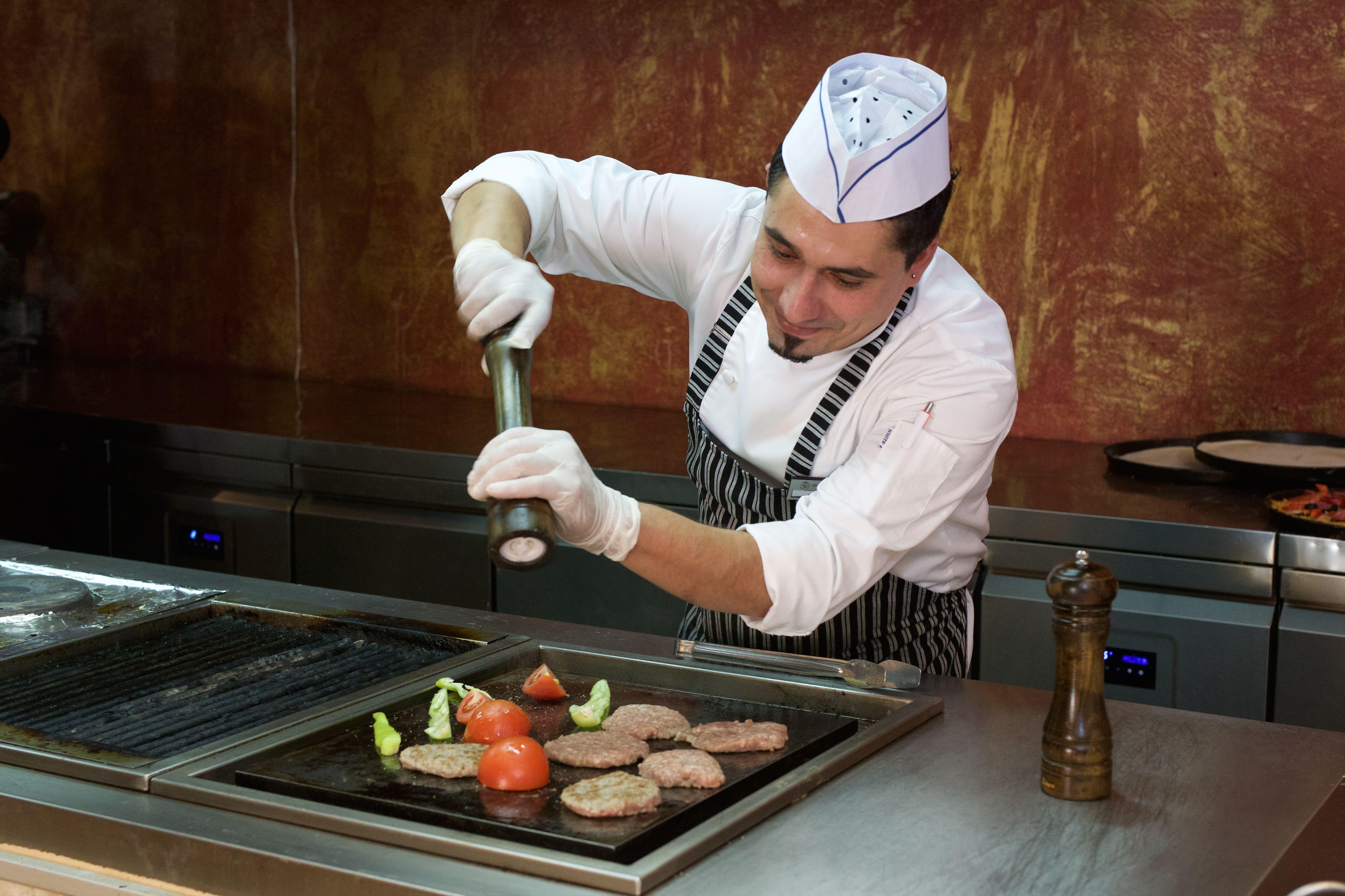 Imperial Palace Hotel サニービーチ エクステリア 写真 A sous-chef seasoning food