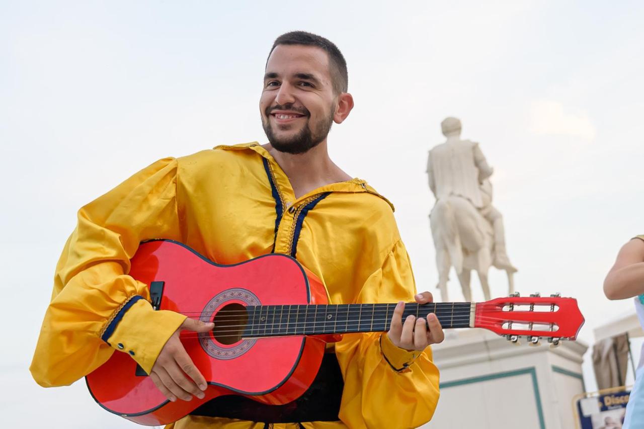 Imperial Palace Hotel サニービーチ エクステリア 写真 A street performer in Madrid