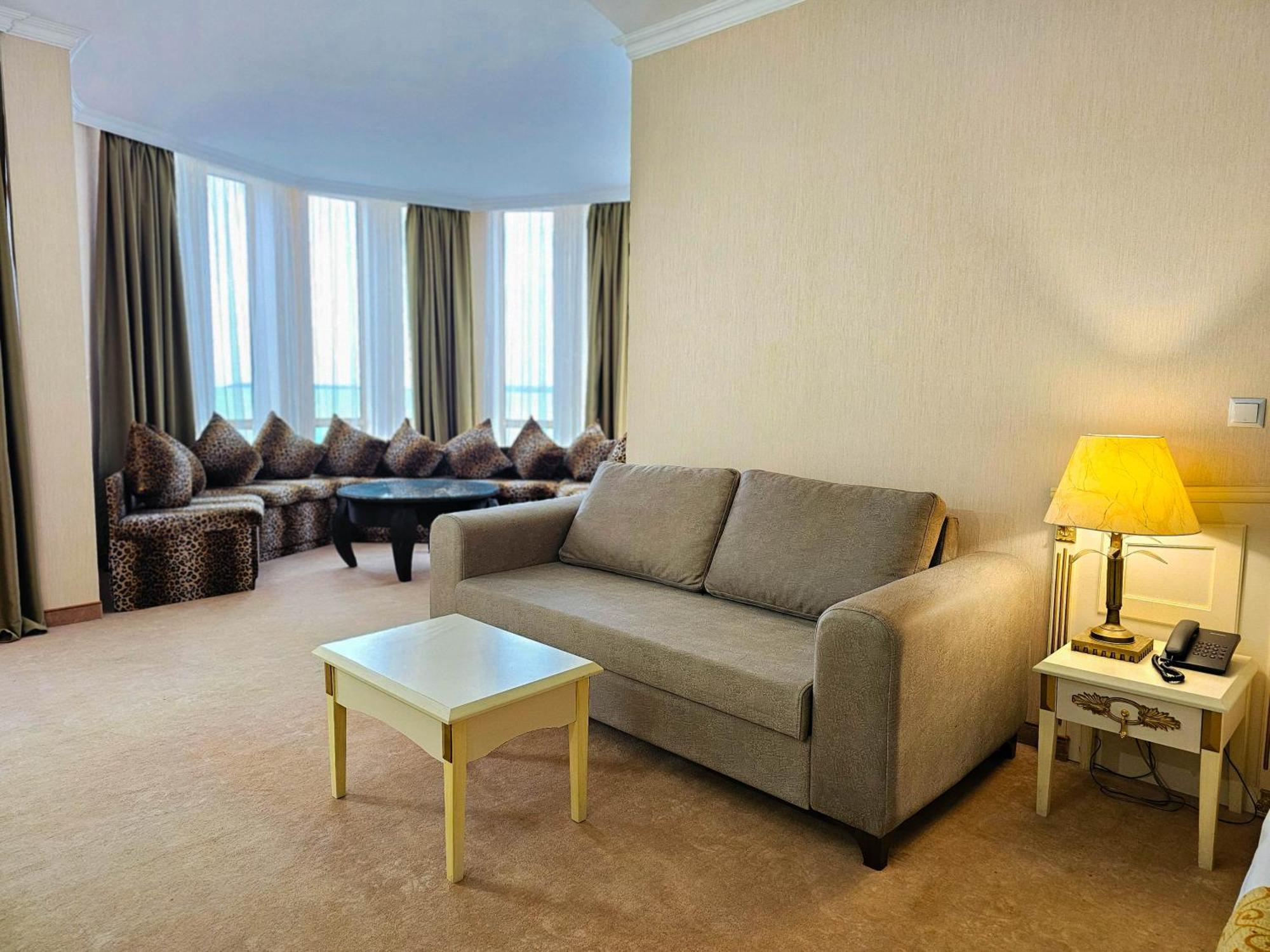 Imperial Palace Hotel サニービーチ エクステリア 写真 A living room in a suite