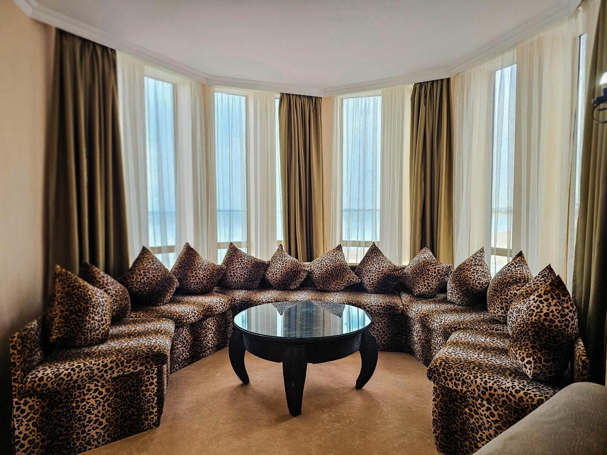 Imperial Palace Hotel サニービーチ エクステリア 写真 A Moroccan-style living room