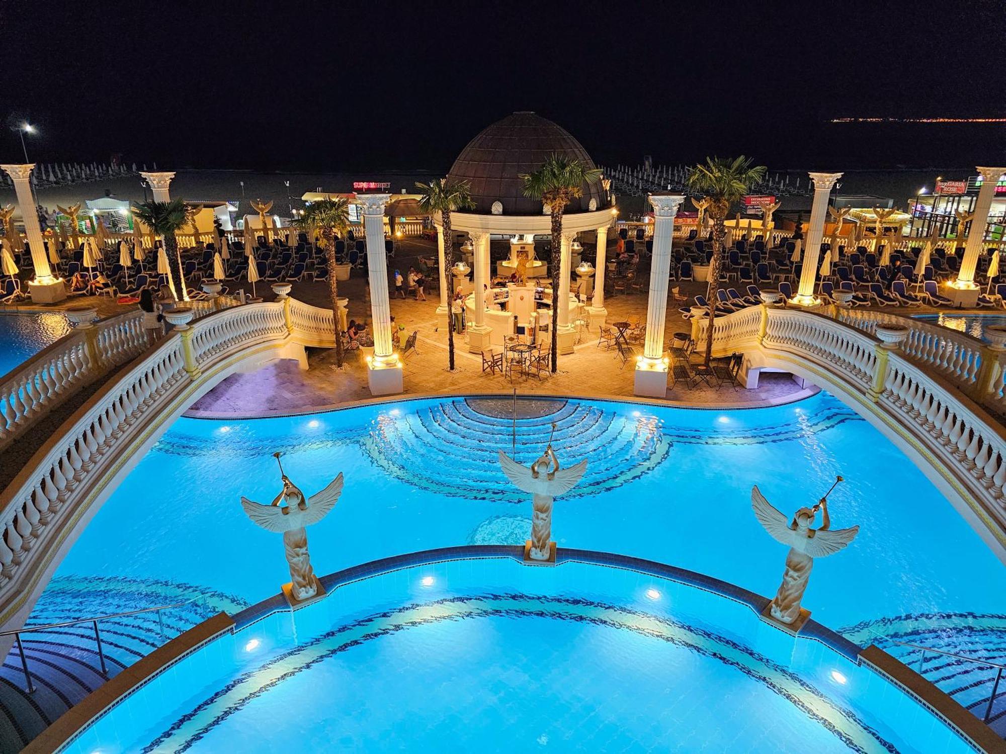 Imperial Palace Hotel サニービーチ エクステリア 写真 The pool at the Royal Towers